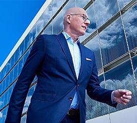 Ein Mann der ein Business Foto Shooting macht