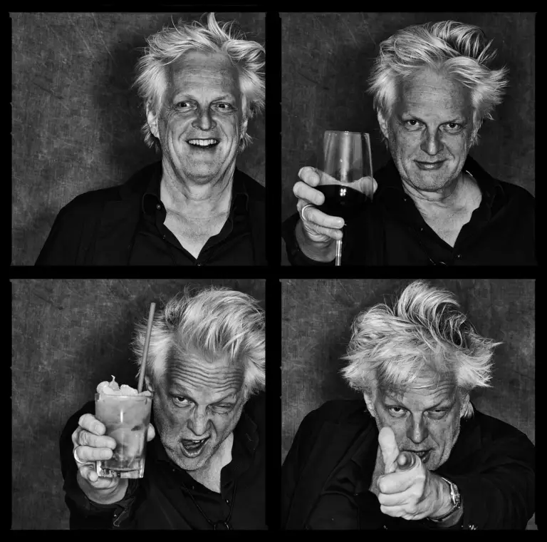 Schwarz-weiß Bilderserie eines Mannes, der mit verschiedenen Drinks posiert