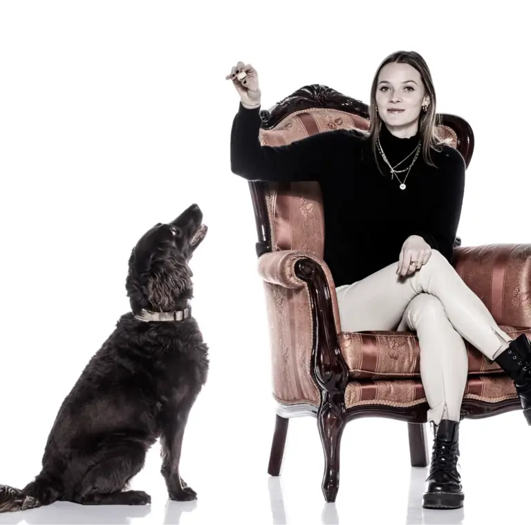 Lifestyle-Bild einer Frau im Sessel mit Hund