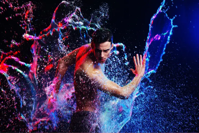 Dynamisches Splash-Foto mit buntem Wasser und Person in Bewegung, Studioaufnahme