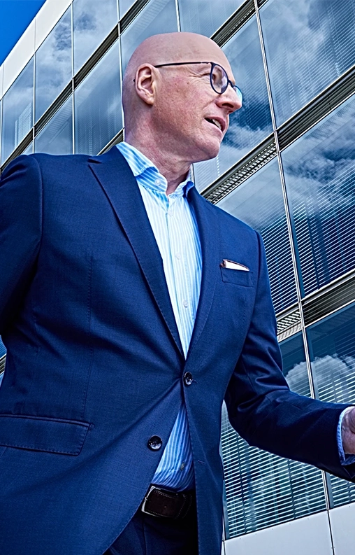 Ein Mann der ein Business Foto Shooting macht