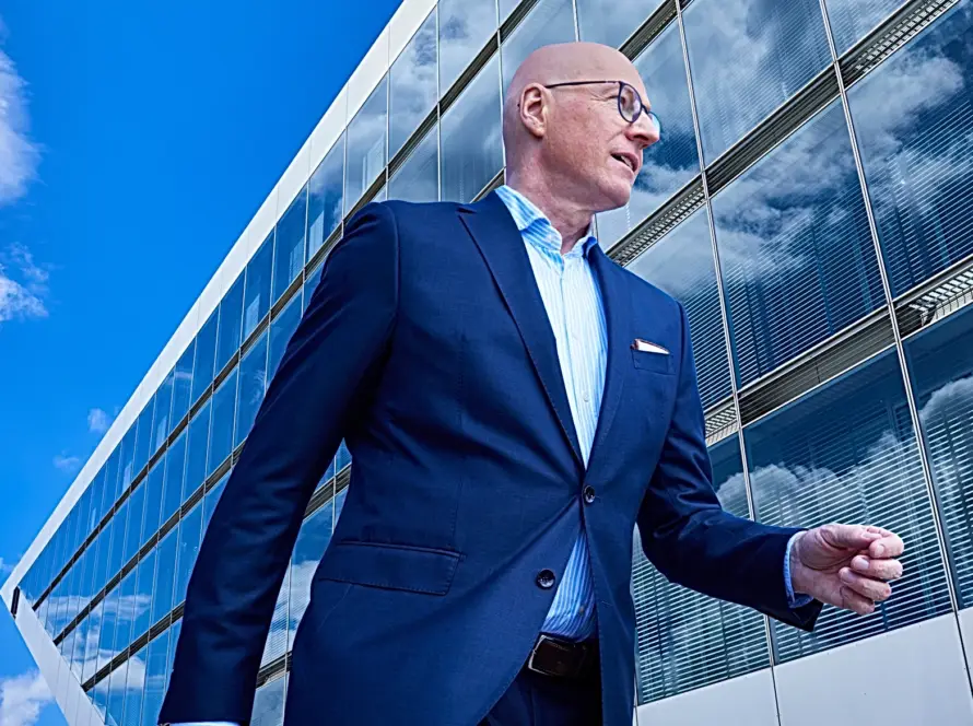 Ein Mann der ein Business Foto Shooting macht